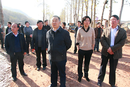 县委书记,县长这级官最爱双手掐腰