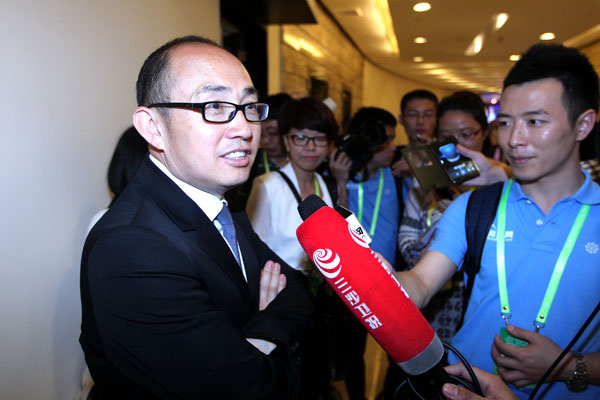 SOHO中国的董事长潘石屹博鳌论坛上接受记者